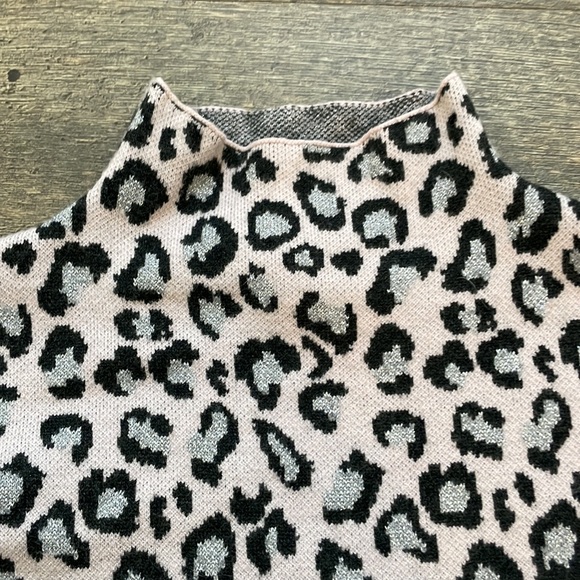 Cheetah print Mock Neck Sweater - Picture 2 of 4